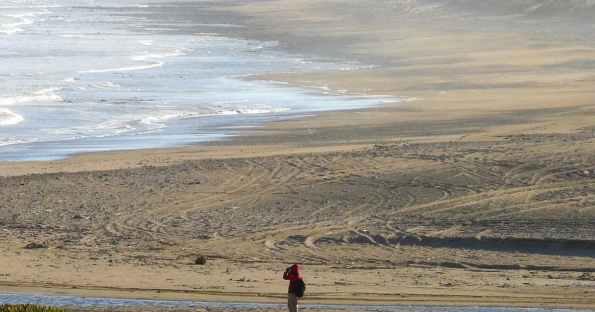el destino aislado de la costa con mar, dunas y tranquilidad absoluta