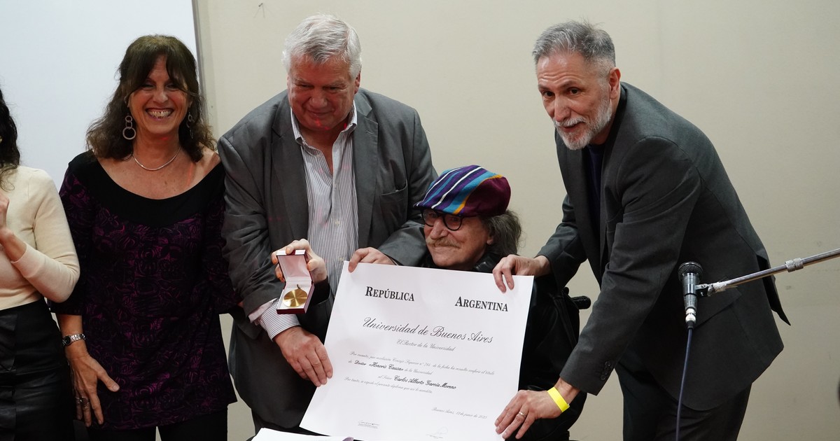 sorprendió al asistir a la ceremonia donde le dieron el título