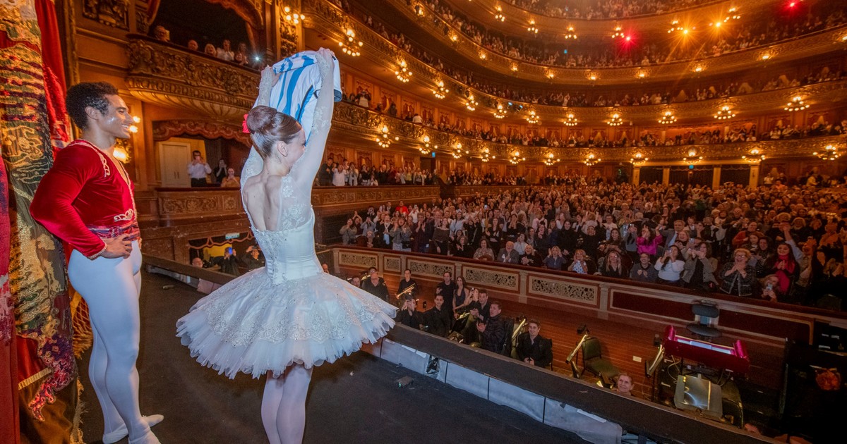 Utilice este título  El Teatro Colón celebra los 100 años de su cuerpo de baile con una gran gala llena de piezas emblemáticas y cree en base a ese titulo original un titulo nuevo, preciso, comprensible y que no pierda relacion con el titulo original. Necesito que me devuelvas solo y nada mas que el titulo nuevo.