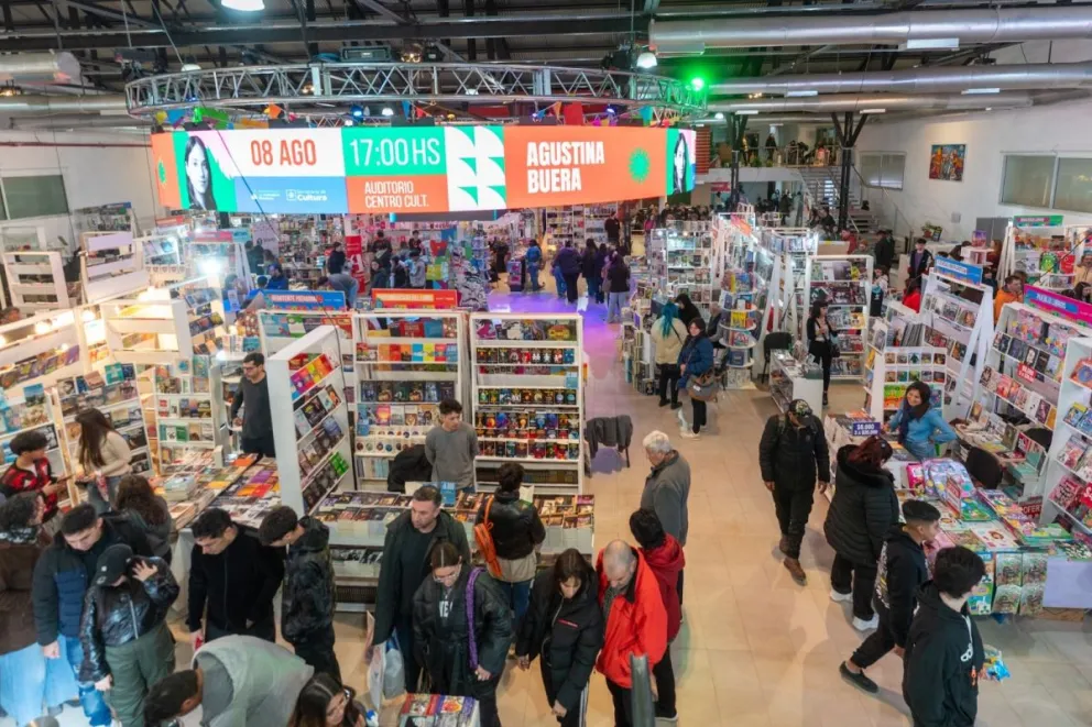 Utilice este título  La Feria del Libro fortalece el circuito económico de Comodoro y cree en base a ese titulo original un titulo nuevo, preciso, comprensible y que no pierda relacion con el titulo original. Necesito que me devuelvas solo y nada mas que el titulo nuevo.