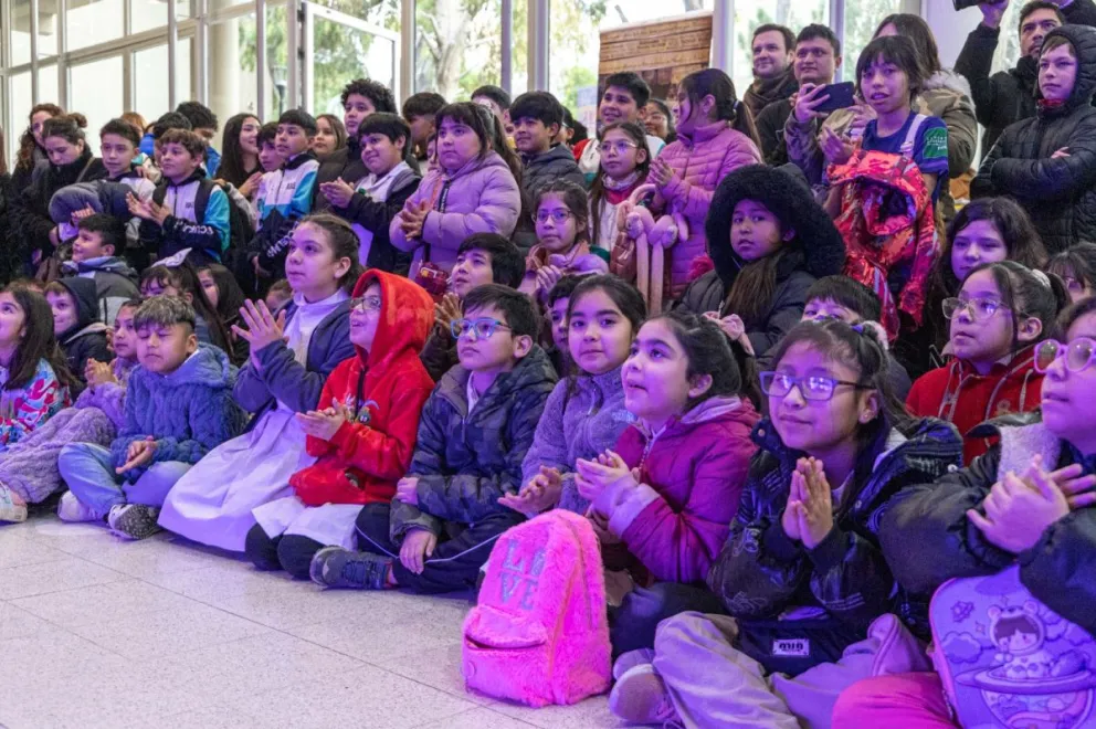 Niños y niñas que asisten a los CPB participan de las actividades de la Feria del Libro