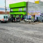 Km 14: Automóvil se despistó a gran velocidad y se estrelló contra vehículos estacionados