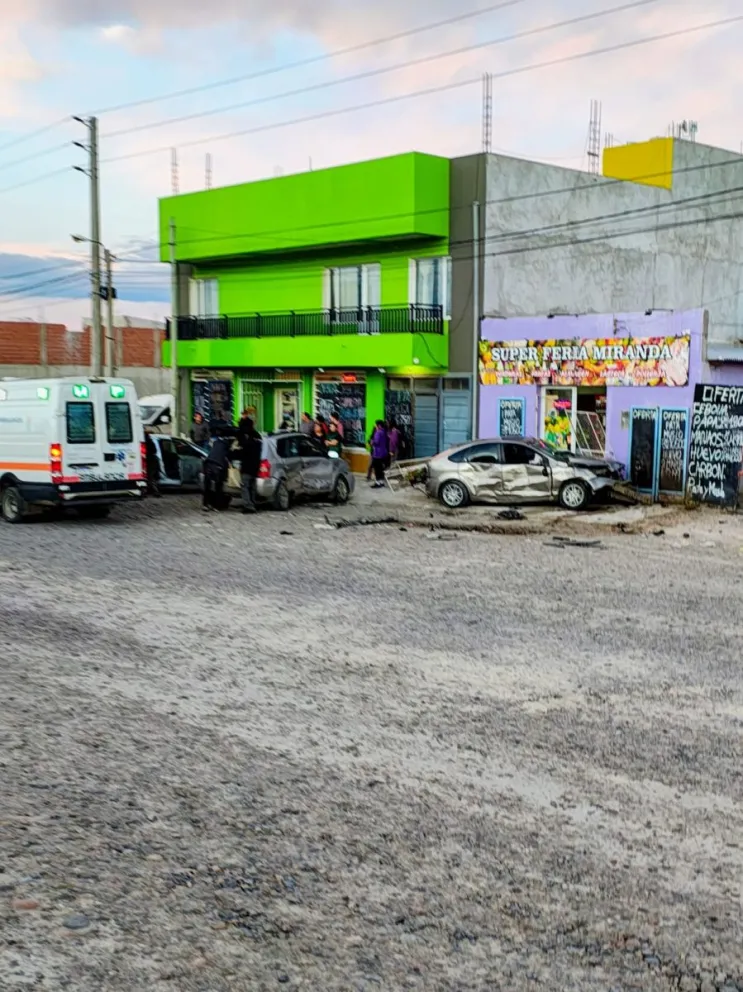 Km 14: Automóvil se despistó a gran velocidad y se estrelló contra vehículos estacionados