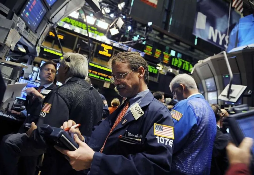 Cae el dólar y el riesgo país baja a 1.000 puntos