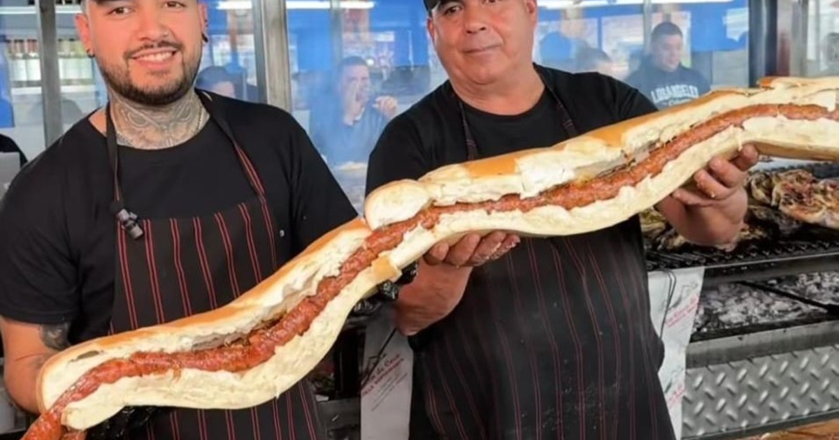 La parrilla del conurbano que vende sándwiches de chorizo de un metro