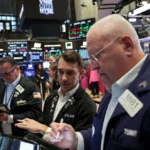 Dólar en alza, acciones y bonos con fuertes pérdidas en un lunes de alta tensión financiera