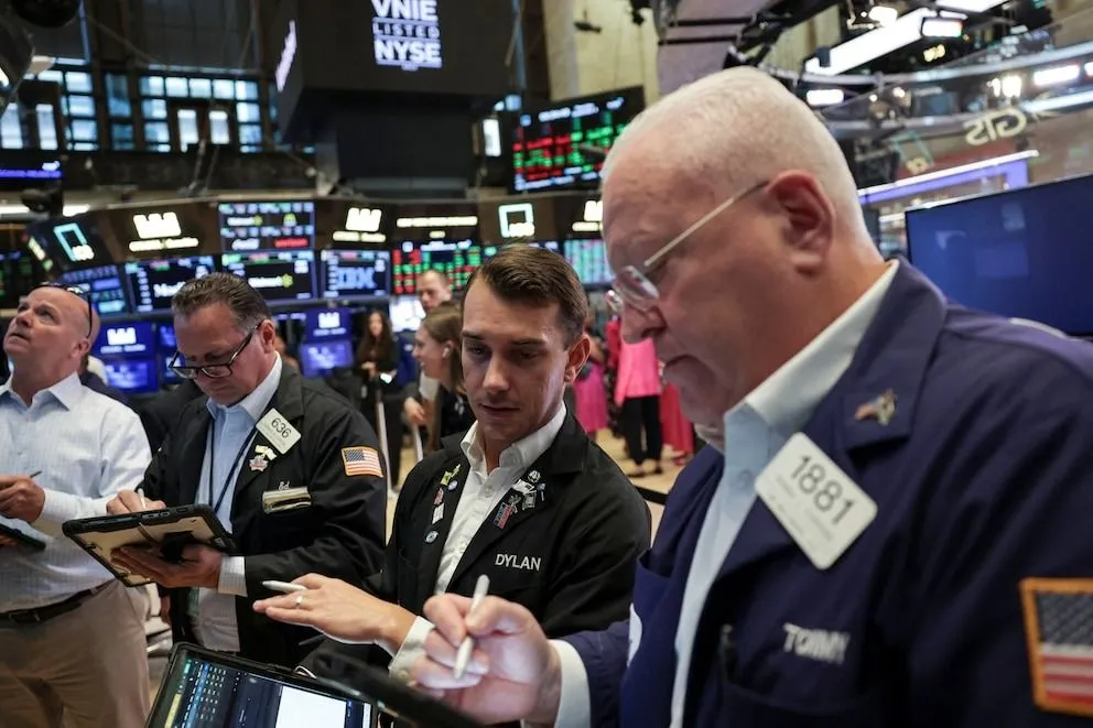 Dólar en alza, acciones y bonos con fuertes pérdidas en un lunes de alta tensión financiera