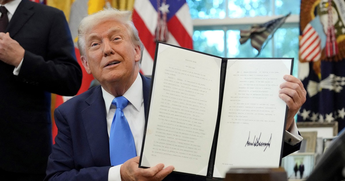 Donald Trump impone un pago anual de US$ 100.000 para las visas a profesionales calificados y presenta una nueva "tarjeta dorada"