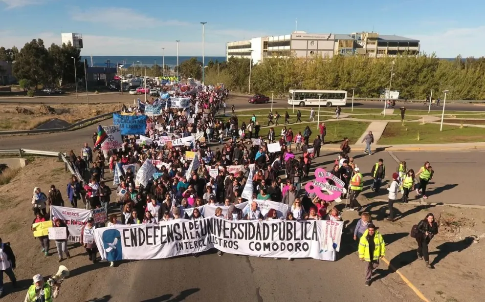 Veto de Milei a la ley universitaria genera paro y marcha federal estudiantil