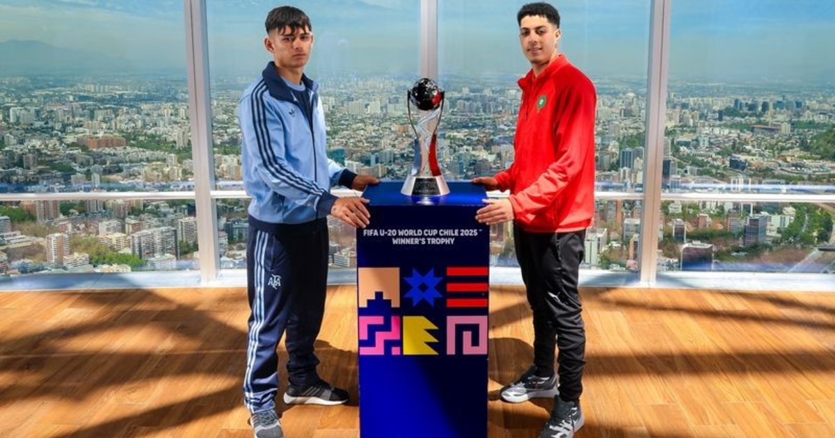 Una imagen que quieren repetir: los capitanes de Argentina y Marruecos posaron con el trofeo del Mundial Sub 20 :: Olé