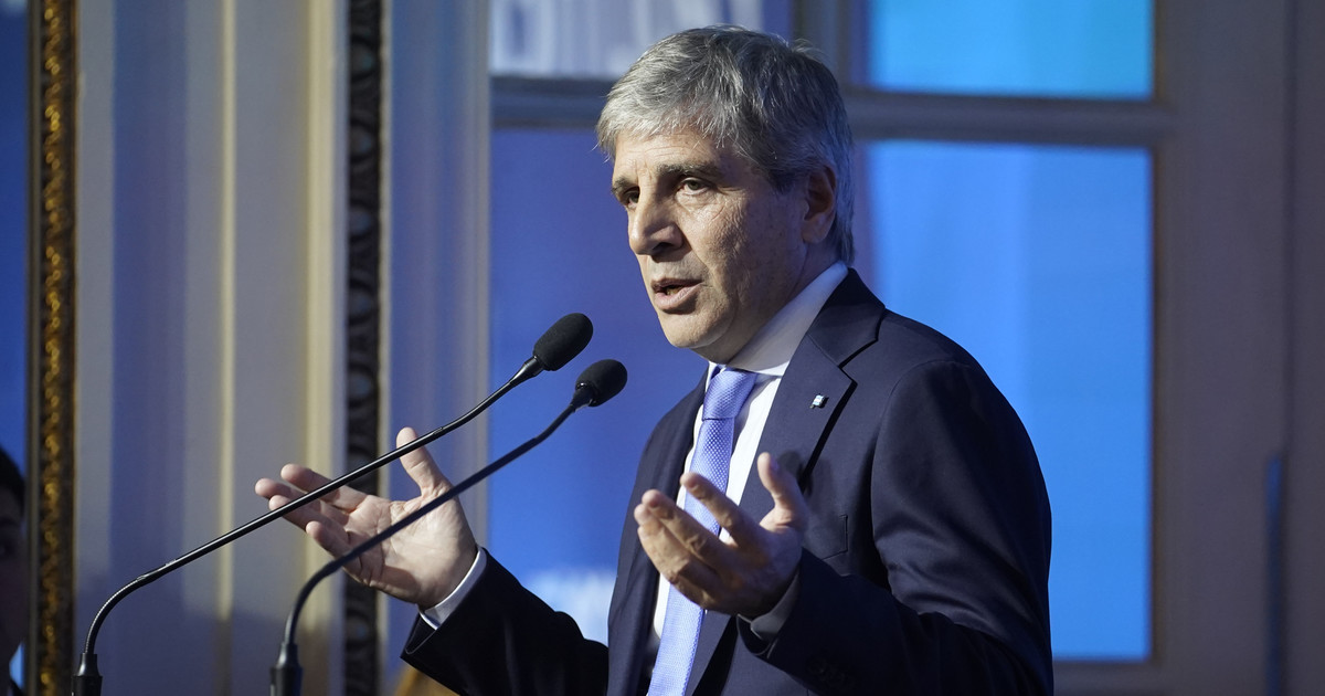 Pese a la intervención del BCRA para frenar al dólar, Caputo aseguró que no se modificará el esquema de bandas cambiarias