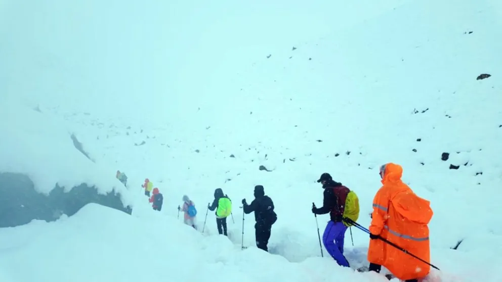 Tormenta en el Everest: cientos de escaladores atrapados en la ladera tibetana