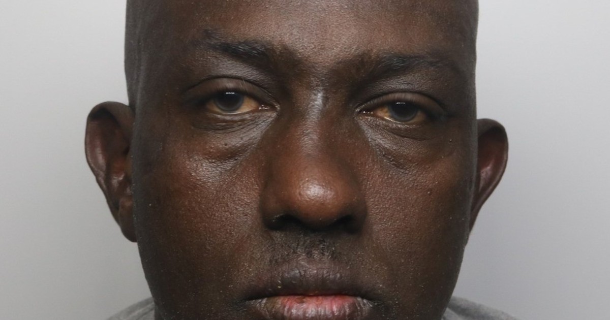 en 22 segundos, ingresó a un banco, apuñaló a un hombre y salió "tranquilamente" del lugar