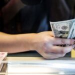 Utilice este título a cuánto cotiza este lunes 16 de febrero y cree en base a ese titulo original un titulo nuevo, preciso, comprensible y que no pierda relacion con el titulo original. Necesito que me devuelvas solo y nada mas que el titulo nuevo.