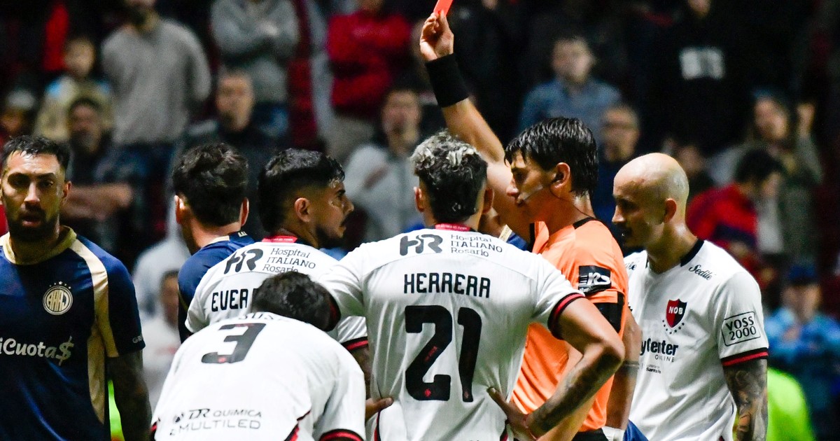 Video: roja directa a Banega por un planchazo :: Olé