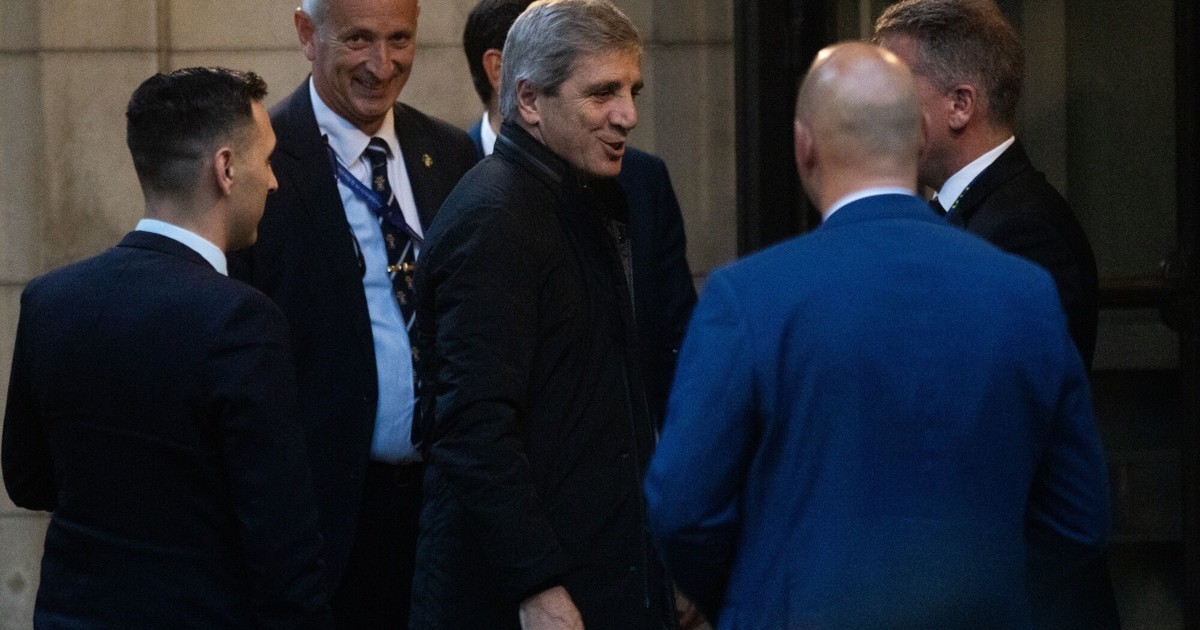 Vuelan los bonos hasta 23% y el riesgo país se desploma por abajo de los 700 puntos