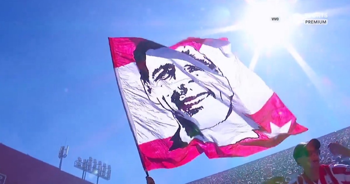 Video: el homenaje a Russo en Estudiantes - Gimnasia, con banderas y camisetas especiales :: Olé