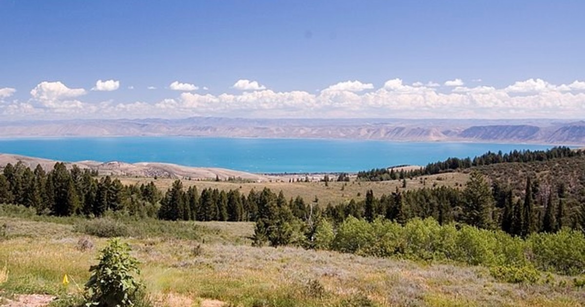 El espectacular lago en el oeste de Estados Unidos con vibrantes aguas turquesas