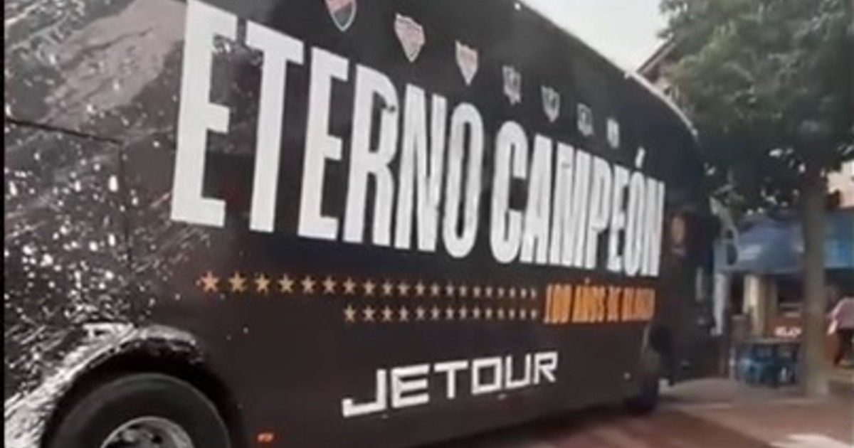 Insólito: multaron al micro de Colo Colo por una infracción de tránsito :: Olé