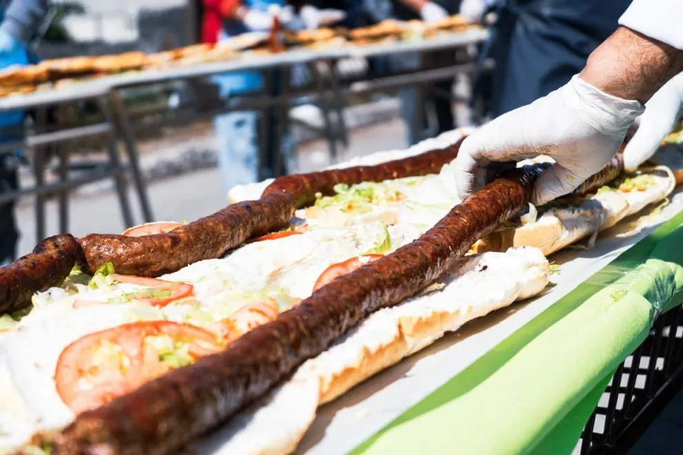 Las Heras batió el Récord Guinness con el choripán más largo del mundo