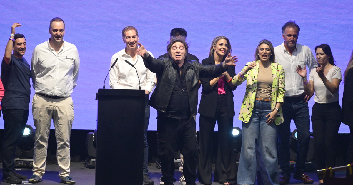 el Presidente vuelve por tierra desde Rosario a Buenos Aires, y se reunirá por la tarde con el CEO de JP Morgan por ayuda financiera