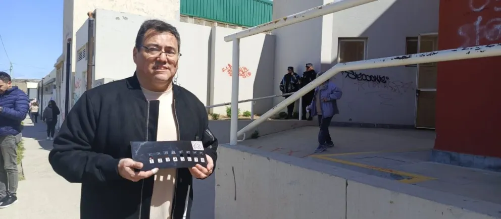 Es ciego y votó por primera vez en secreto gracias a la ayuda de una plantilla en braille