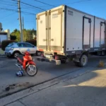 Una pareja que viajaba en motocicleta fue hospitalizada tras chocar contra un camión