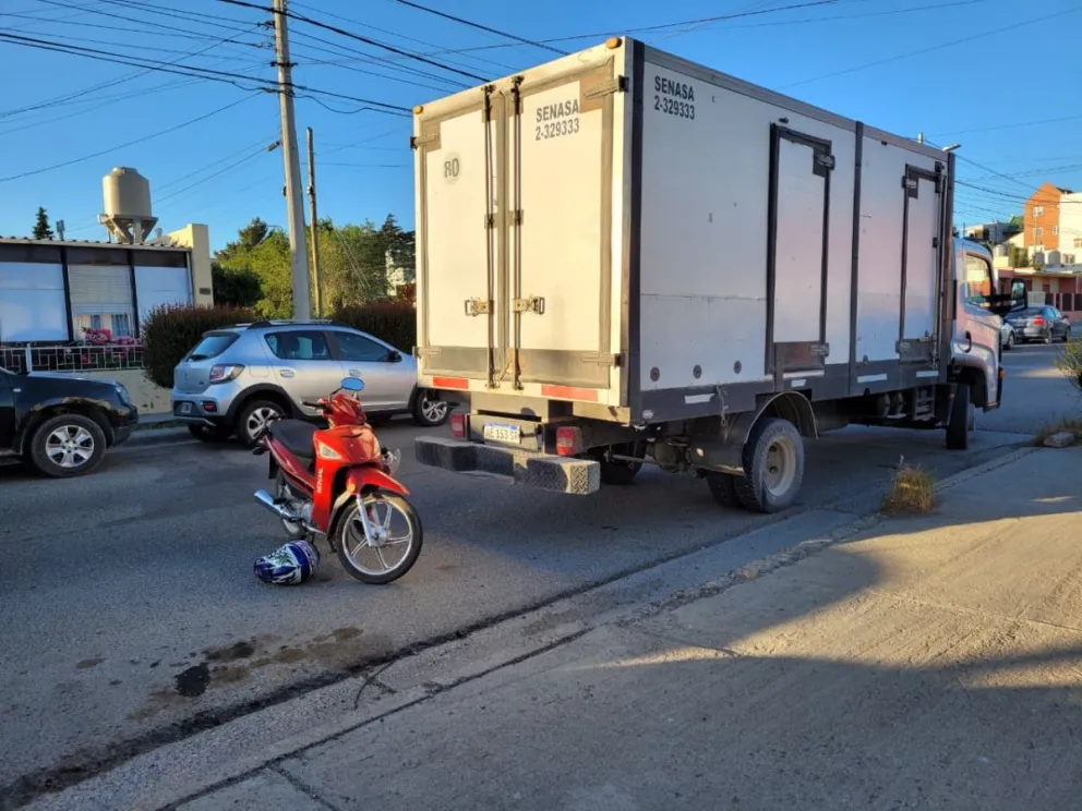 Una pareja que viajaba en motocicleta fue hospitalizada tras chocar contra un camión
