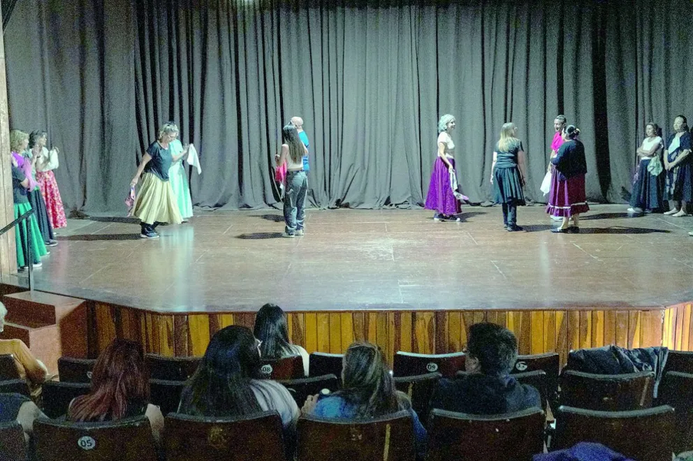 Cierre anual del taller de folclore en el Centro Cultural José Hernández de Rawson.