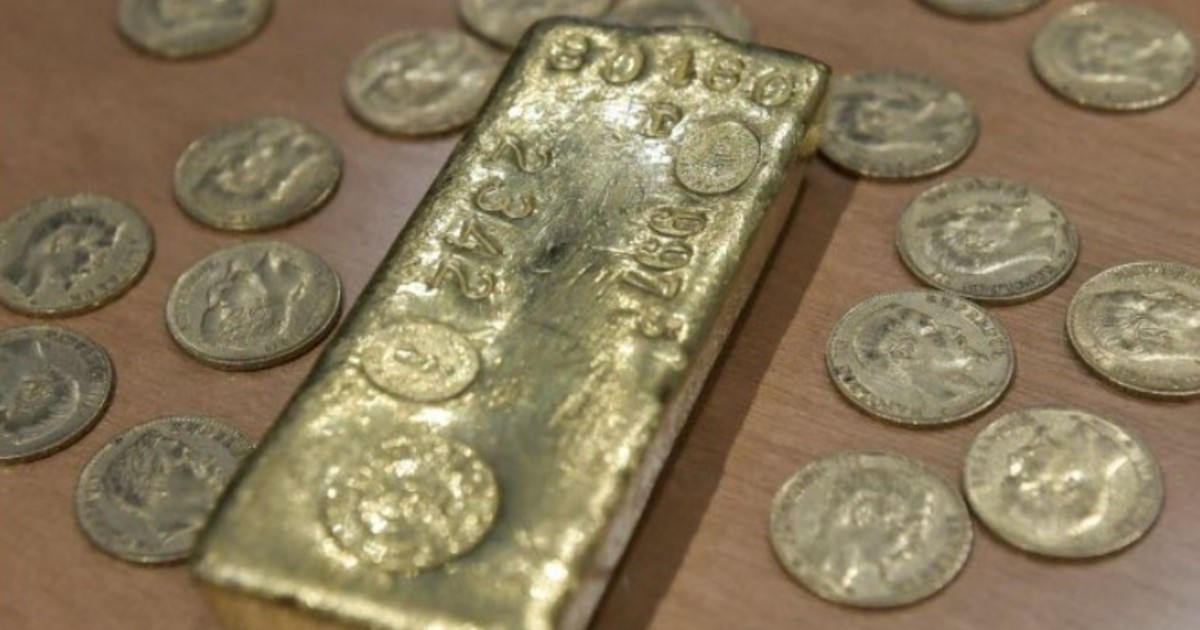 Construía una piscina en su jardín y encontró un tesoro de lingotes y monedas de oro