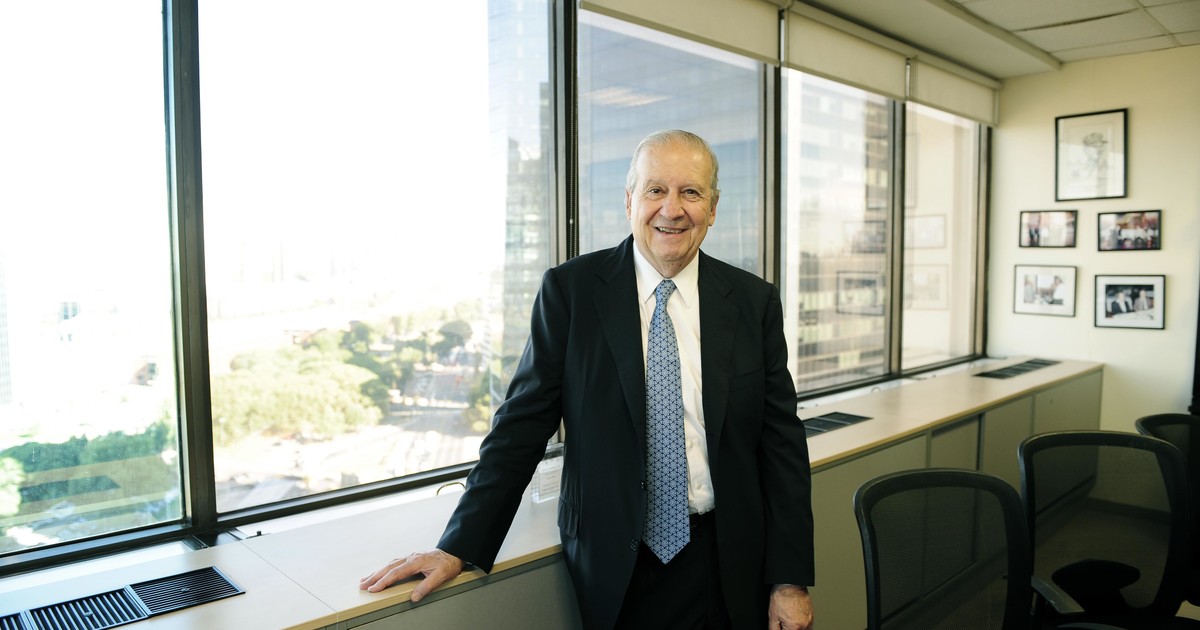 A horas del juicio, uno de los poderosos empresarios imputados en el caso Cuadernos logró que no lo acusen