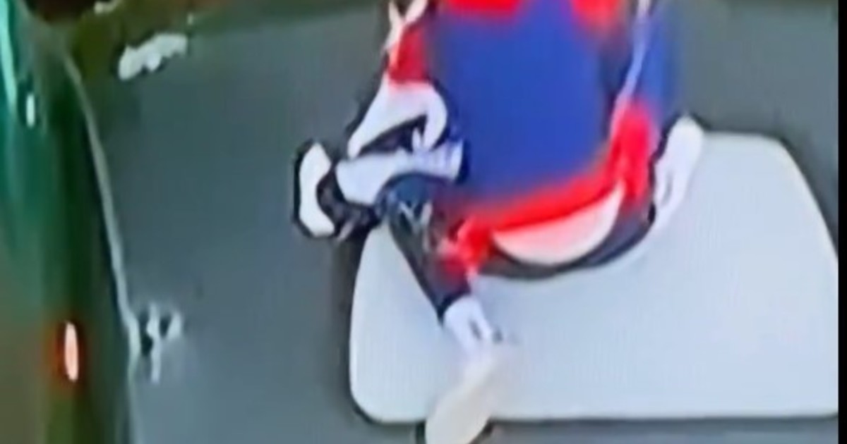 Insólito: el micro de Peñarol tenía una imagen de gallina en el techo y los de Nacional la sacaron :: Olé