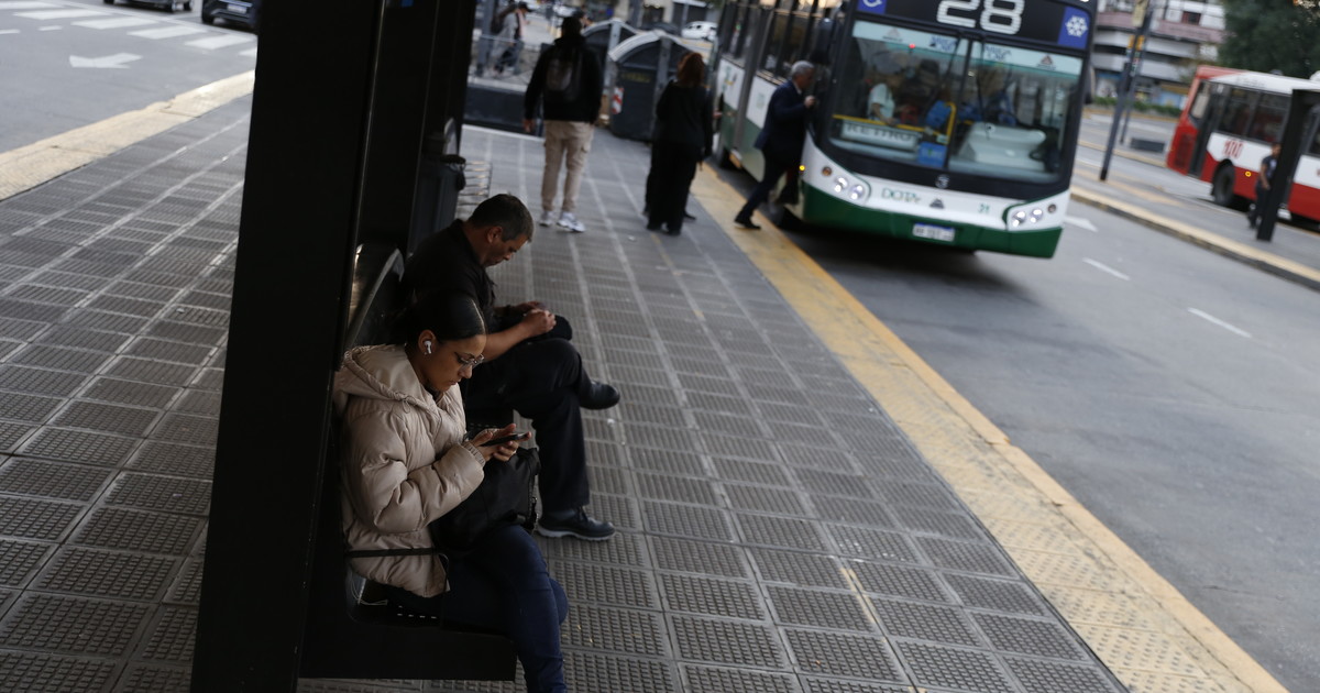 Las firmas de colectivos pagarán aguinaldos en 6 cuotas y se tensa la crisis por los subsidios al transporte