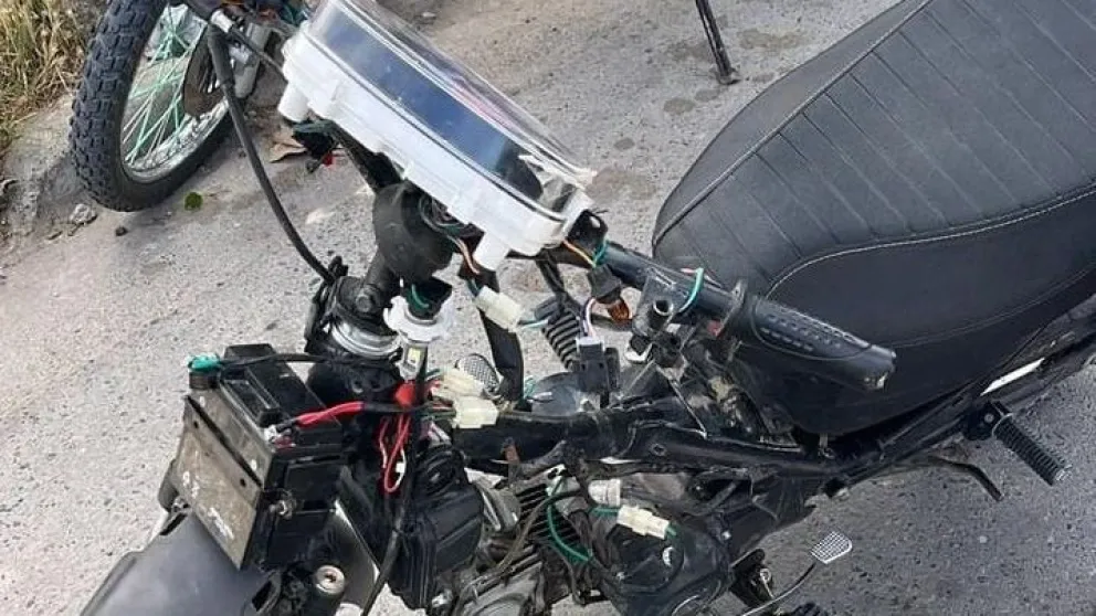 Trelew: jóvenes abandonan moto robada tras maniobras peligrosas en barrio Inta