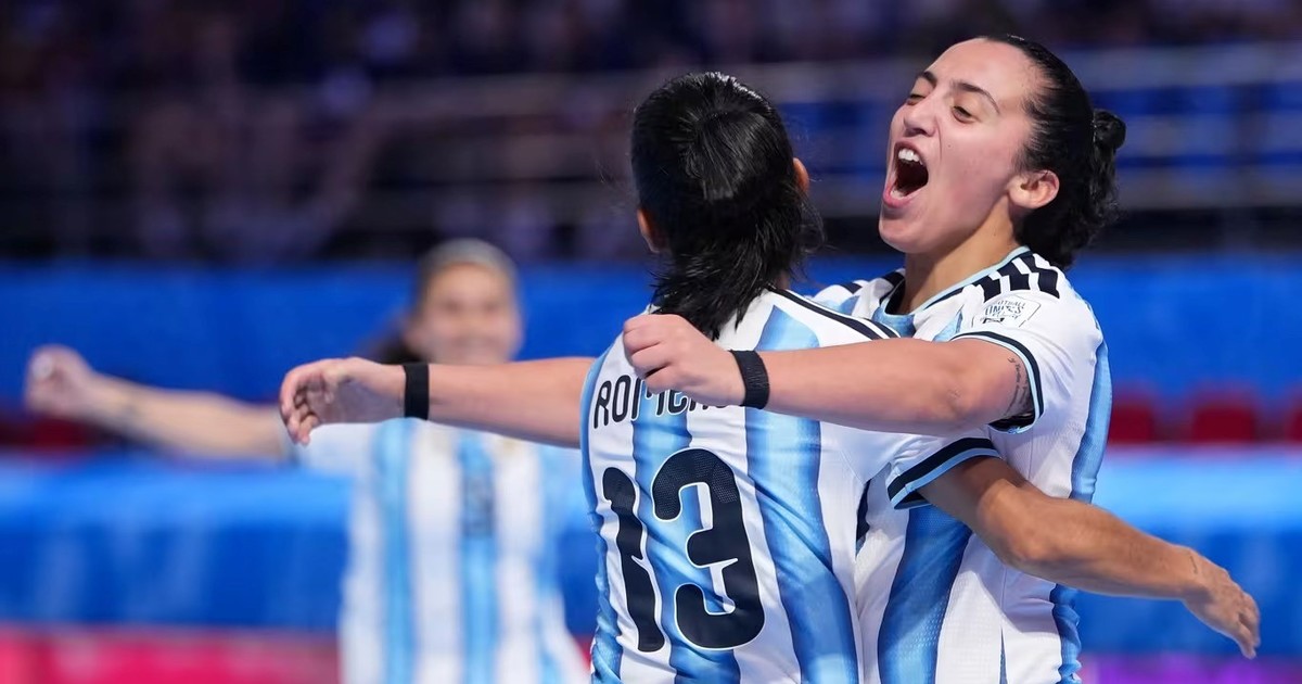 La Selección femenina, a paso firme en el Mundial de futsal: goleada al anfitrión y clasificación a cuartos con puntaje ideal :: Olé