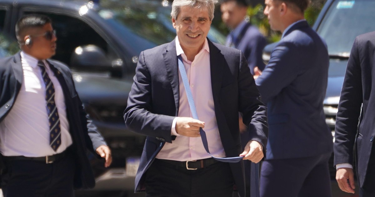 Luis Caputo le dijo a inversores que podría haber un cambio con el dólar y las bandas cambiarias y que en 30 días presentará un plan