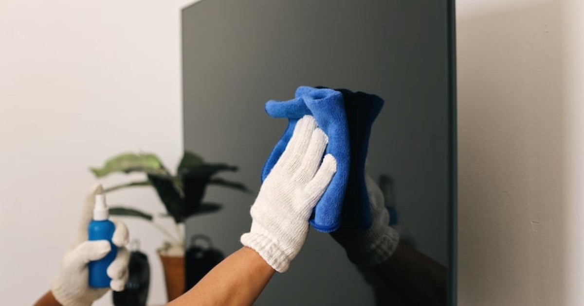El método más seguro para limpiar la pantalla del televisor sin rayarla ni arruinarla, paso a paso