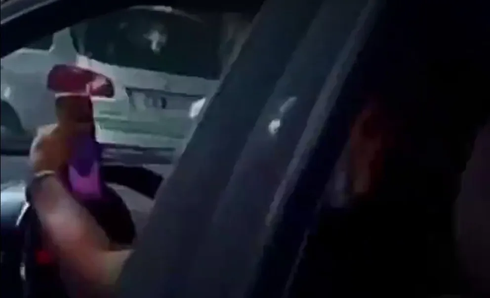 Motociclista grabó a conductor jugando con el celular y el video se hizo viral