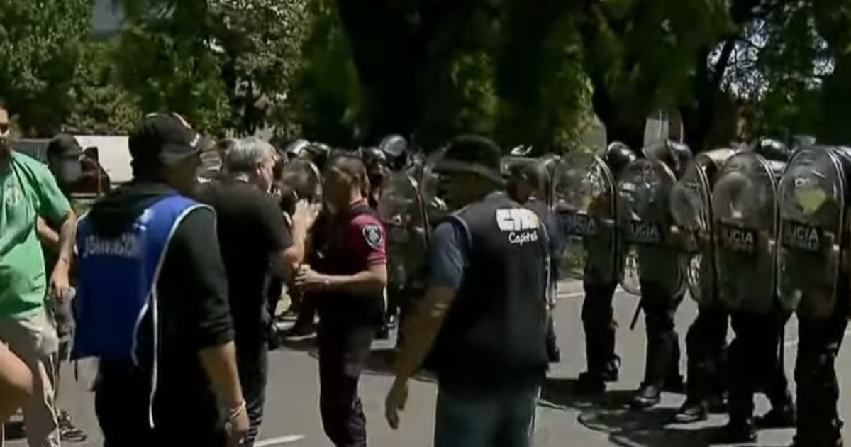 Conflicto entre Policía y trabajadores estatales en protesta del INTI en avenida General Paz