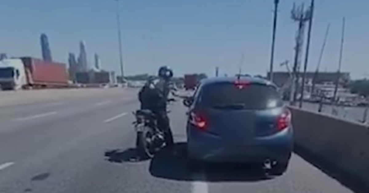 piñas y patadas entre un motoquero y un automovilista