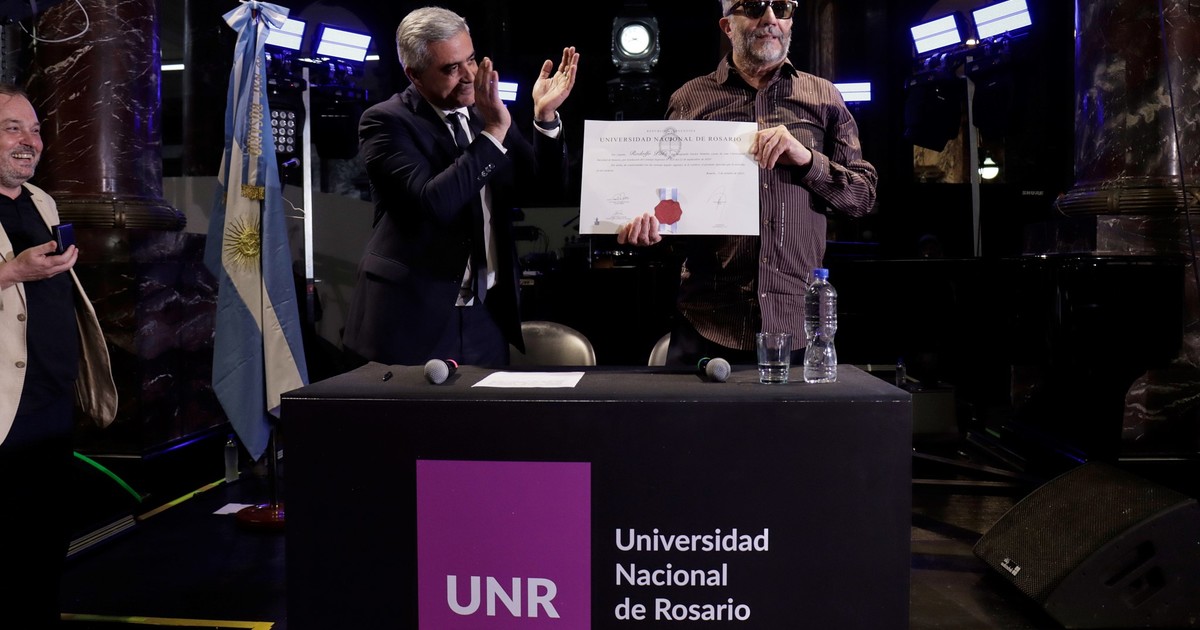 Fito Páez fue nombrado Doctor Honoris Causa y cantó los primeros hits de la Trova Rosarina