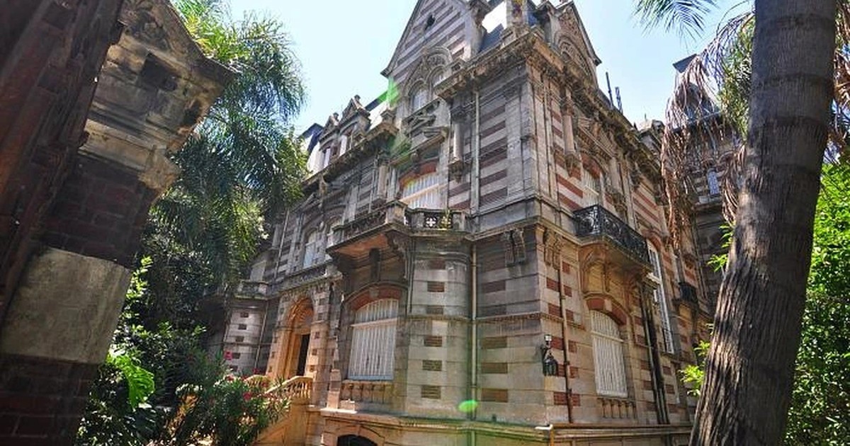 persianas cerradas, leyenda viva y una dueña invisible