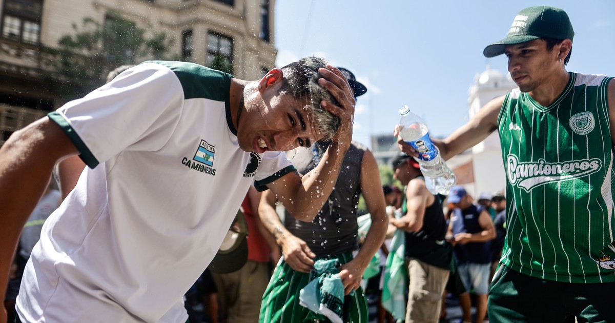 Una marcha atravesada por el calor agobiante, con muchas agrupaciones pero casi sin presencia del kirchnerismo