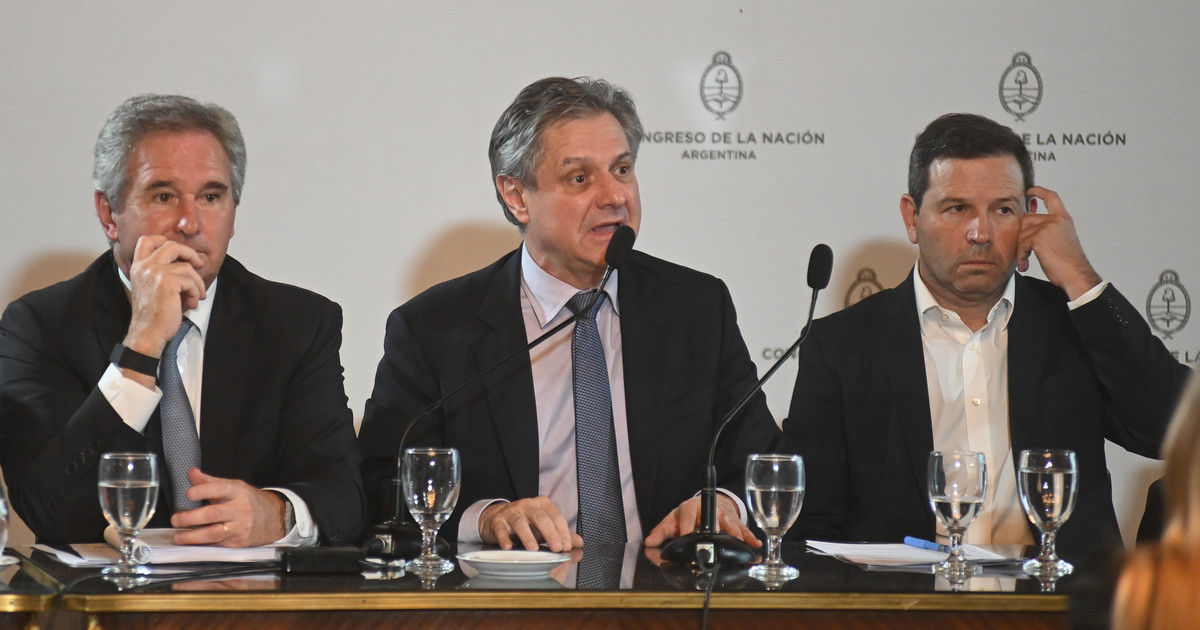 Un funcionario de Caputo podría ser el ministro de Economía del nuevo presidente de Chile