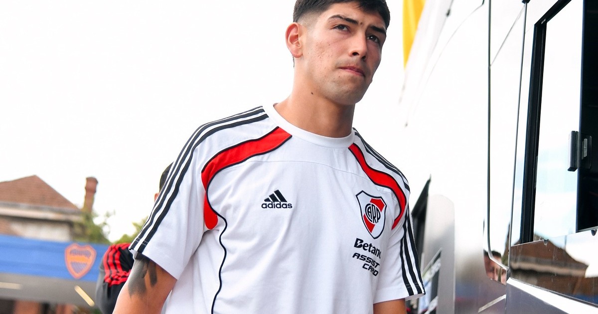 Rivero, en el podio de rendimiento para el cuerpo técnico y pispeando la lista de Scaloni :: Olé