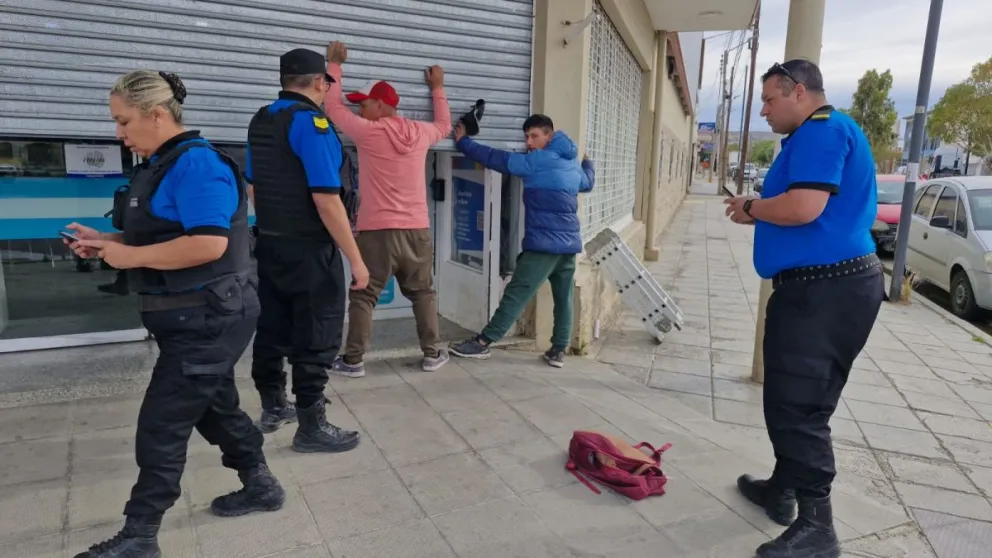 Robaron una escalera plegable y los atraparon en avenida Kennedy