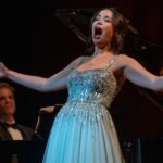 Seis bises y zapatos volando: La enérgica actuación del artista.