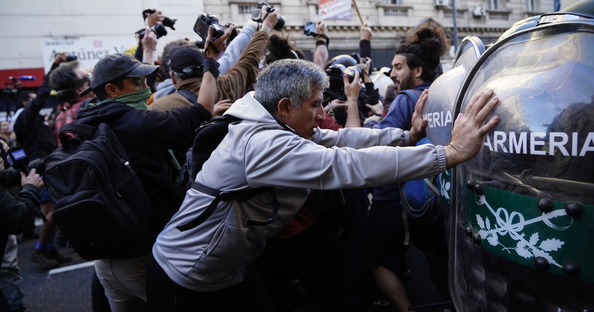 El Gobierno apelará un fallo que busca dejar sin efecto el protocolo antipiquetes y Patricia Bullrich apuntó contra los antecedentes del juez