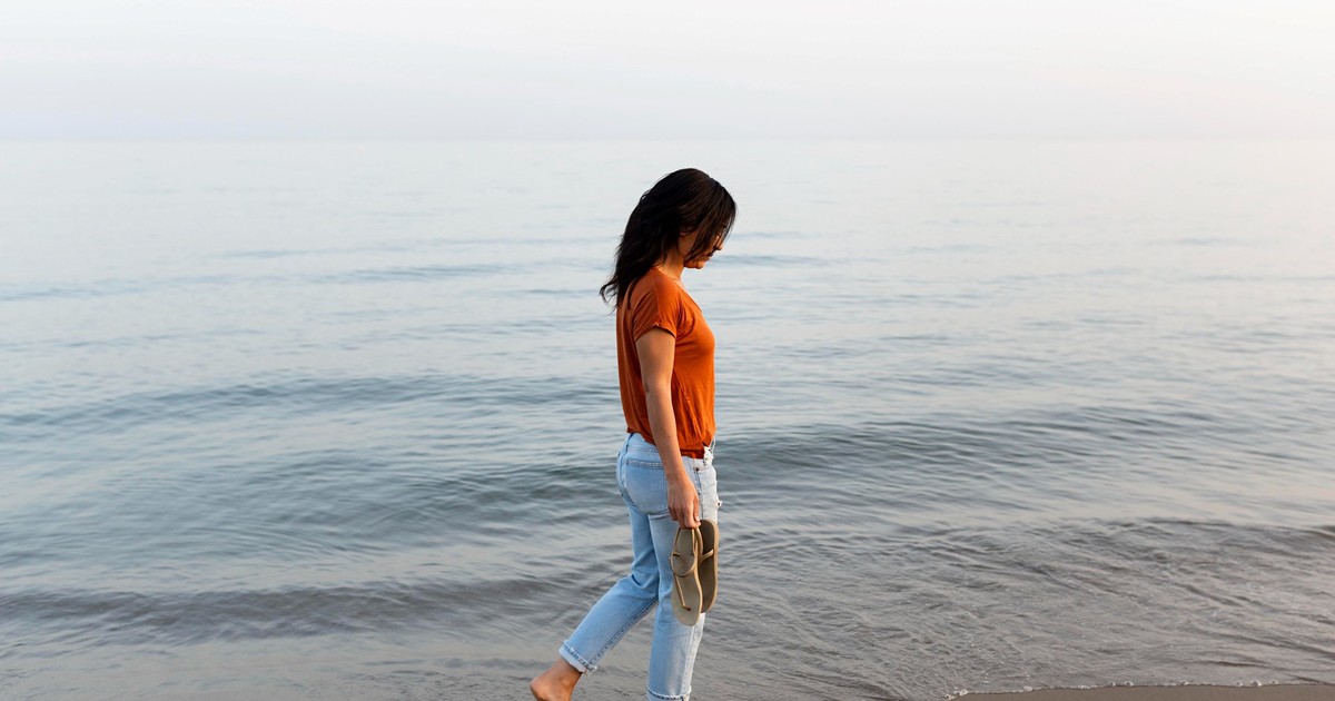 Qué significa caminar con la mirada hacia abajo, según la psicología
