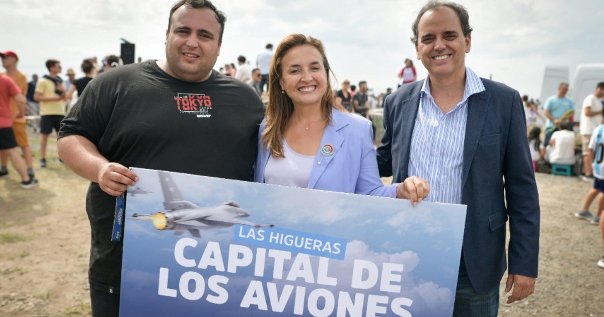 el gobernador se recupera de una operación y la vice, sin invitación, siguió el acto fuera de la base